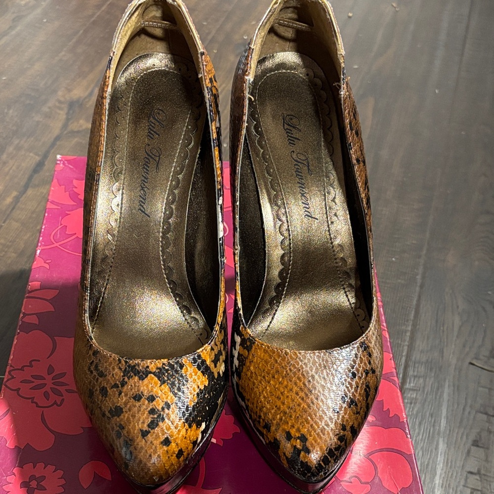 Lulu Townsend Snake-Print Pointed-Toe Pumps Luggage Cerise